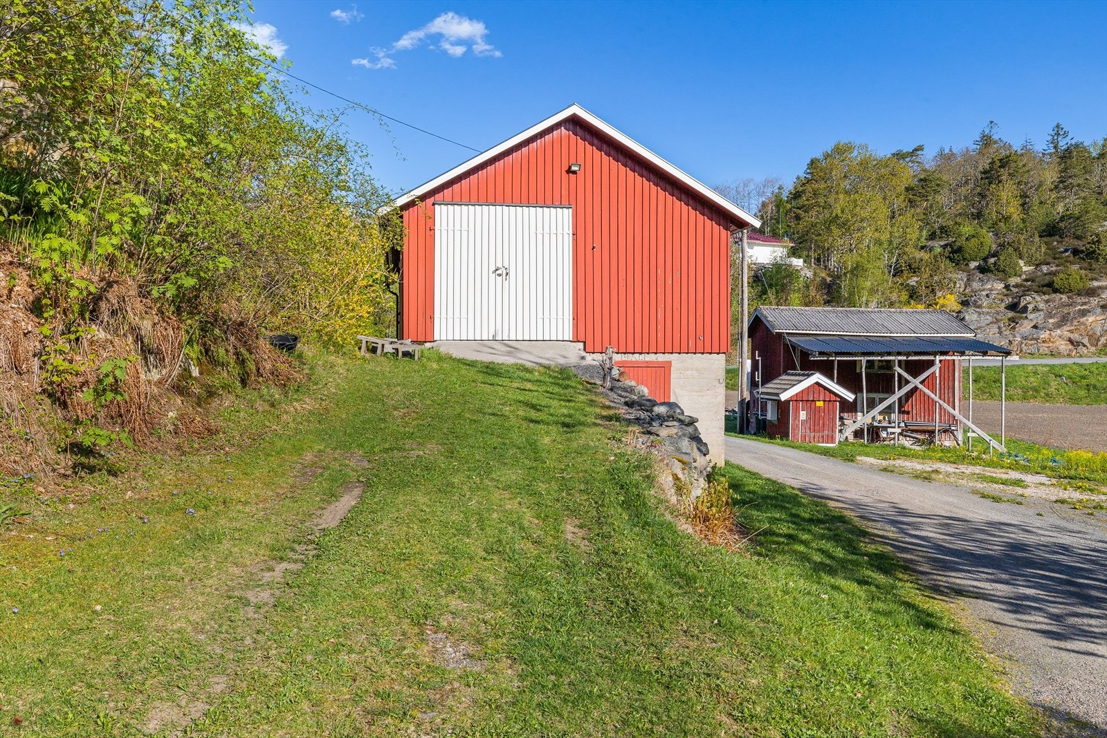 Fløyåsstien 6 vil gi deg kombinasjonen det er å bo på landet og samtidig drive med hobbier, eller næringsvirksomhet. Galleribilde