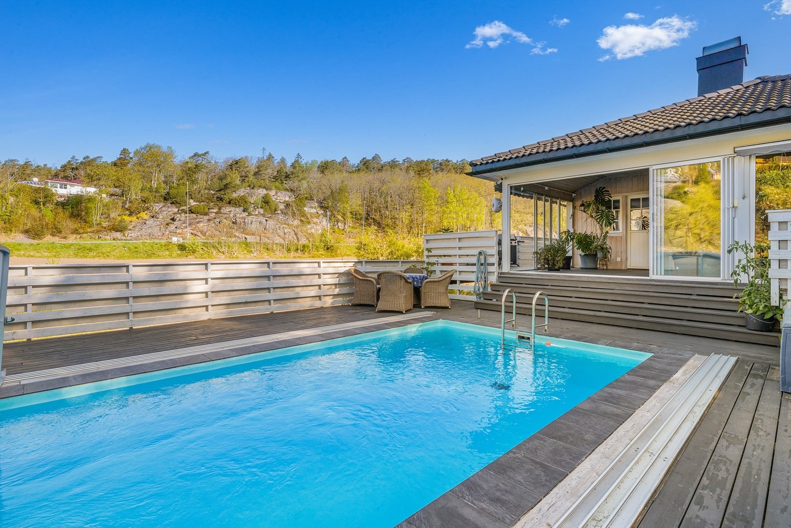 Det er gode solforhold på eiendommen, og dette gjenspeiler i eiendommens terrasseløsning og utemiljø hvor du sommerstid kan nyte solen til godt ut på kvelden. Galleribilde