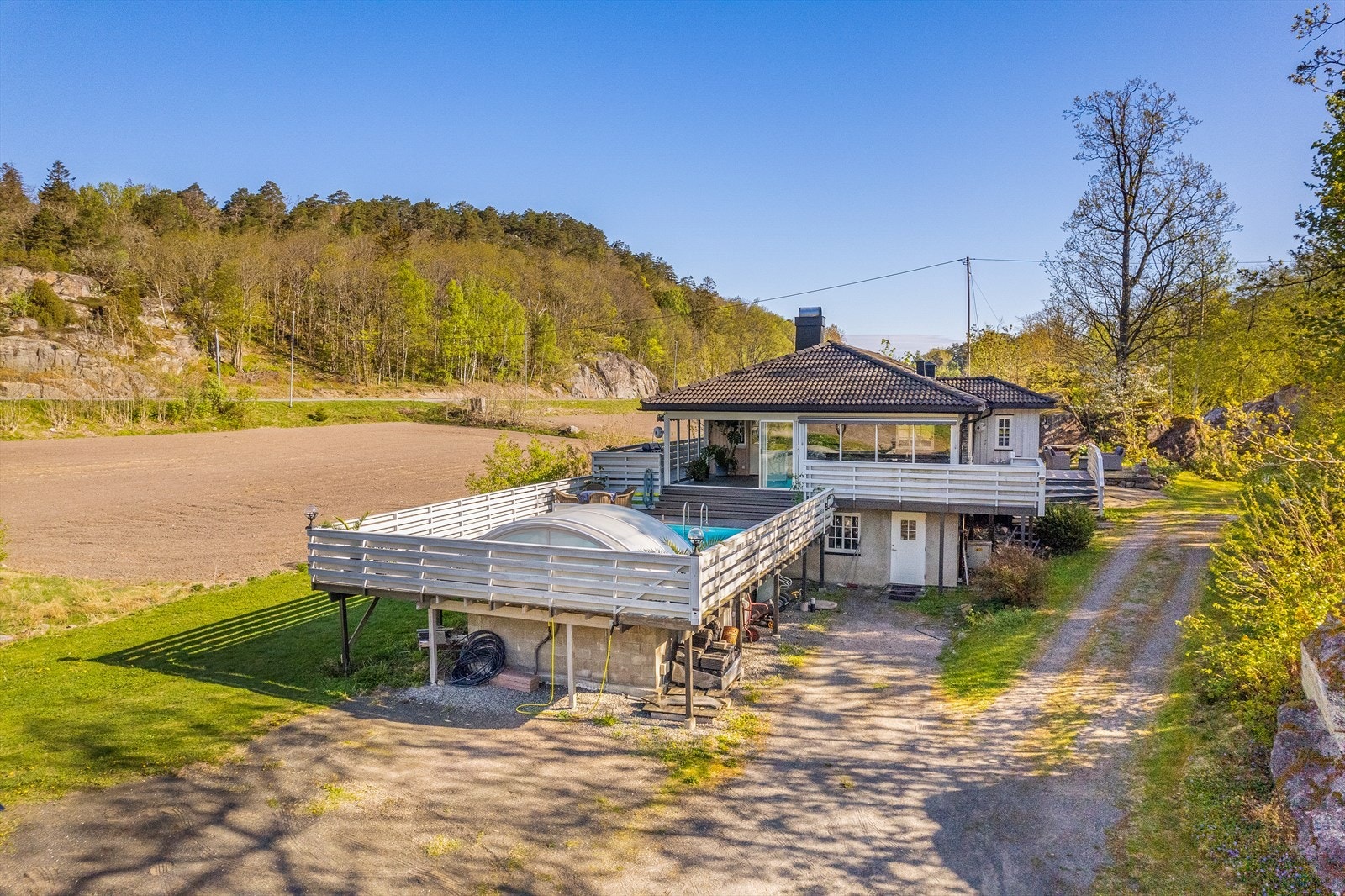 Det er rikelig med parkeringsmuligheter på egen tomt. Galleribilde