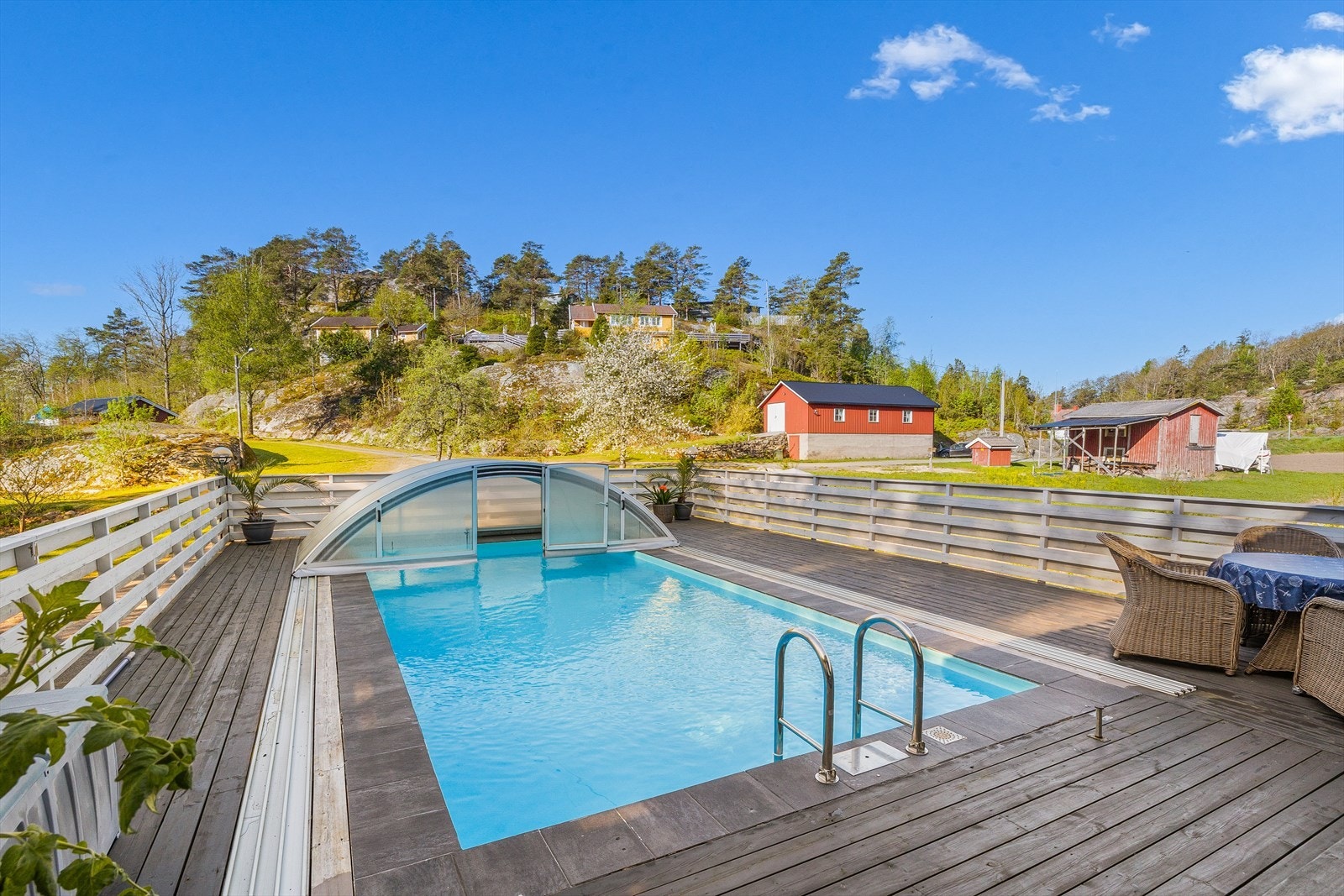 Store og solrike uteplasser, samt stort basseng m/skyvbart tak og varmepumpe Her ligger alt til rette for at fritid og ferier kan nytes hjemme. Galleribilde