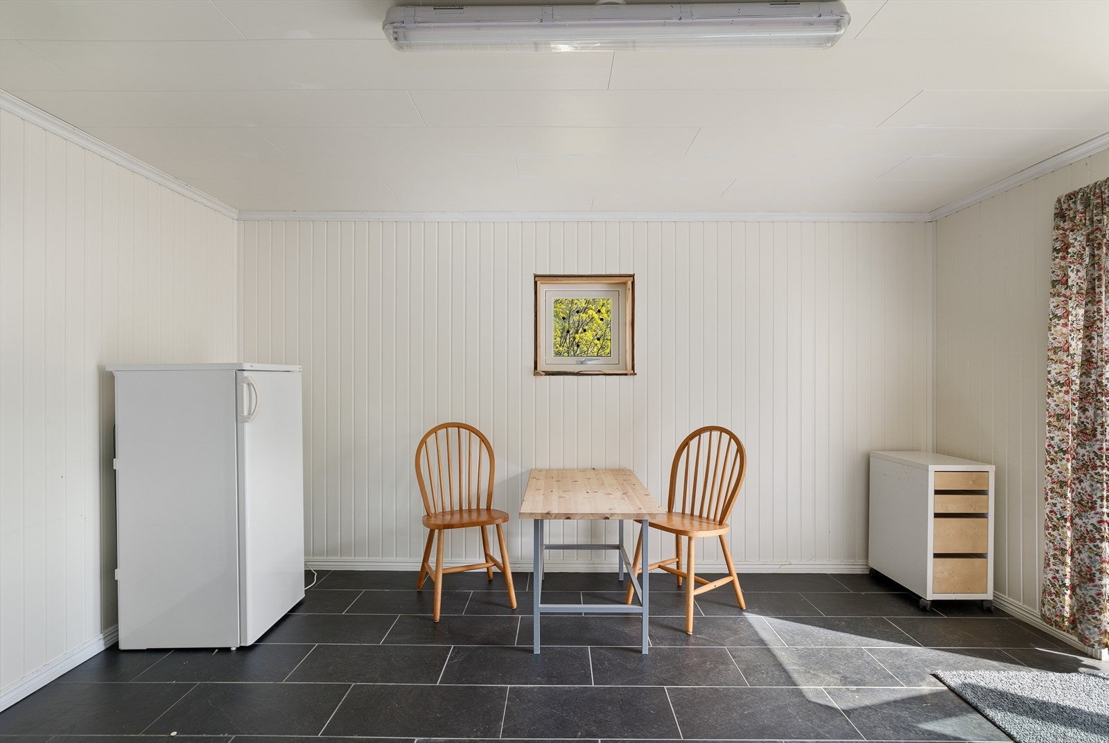 Inne er det flis på gulv, vegger har mdf plater og tak har takplater. Gulvvarme (fungerer ikke i det største rommet). Skjult elanlegg. Det er lagt opp vann, sluk i gulv og varmtvannstank. Dette er ikke tilkoblet (ligger rett på utsiden). Galleribilde