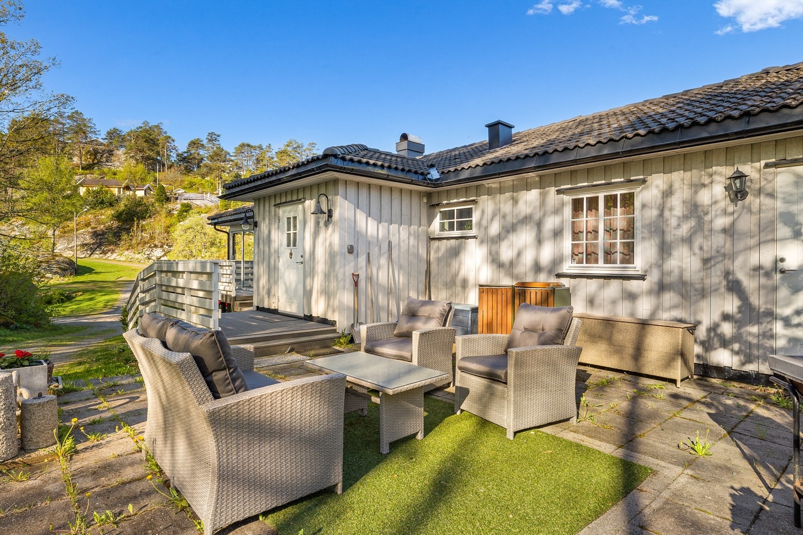 Herlig uteplass til morgen kaffen. Her kan du sitte skjermet i solen og høre på fugl kvittring. Galleribilde