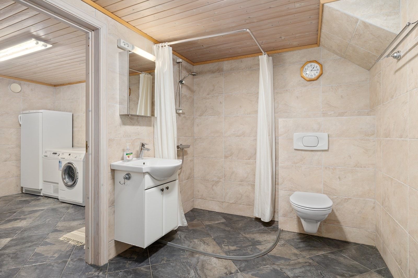 Bad u.etg
Renovert av fagfolk. Flis på vegger og tak har panel. Flis på gulv og elektriske varmekabler. Rommet har dusjhjørne m/forheng, vegghengt klosett, servant i innredning og speilskap. Galleribilde