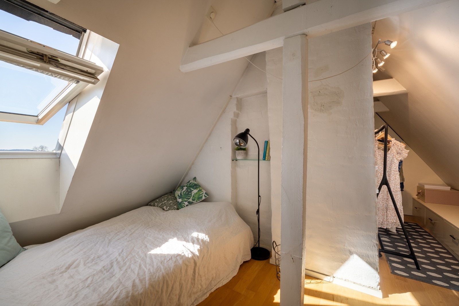 Det andre soverommet er på loftet med fin utsikt gjen takvinduene. Galleribilde