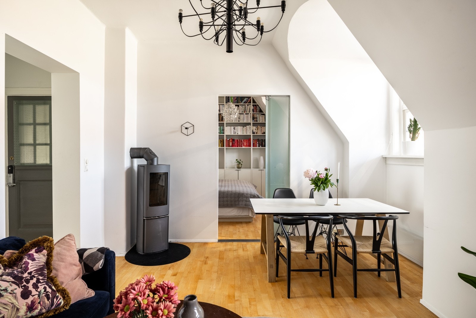 Lys og åpen stue med peis for ekstra varme og kos om vinteren. Galleribilde