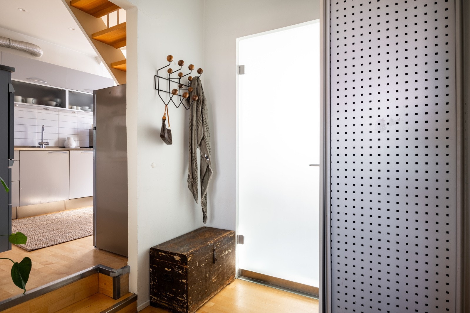 Gang/entré med inngang til kjøkken og bad. Galleribilde