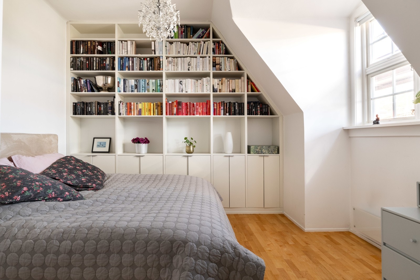 Stort soverom i hovedetasjen med plassbygget bokhylle med skap. Galleribilde