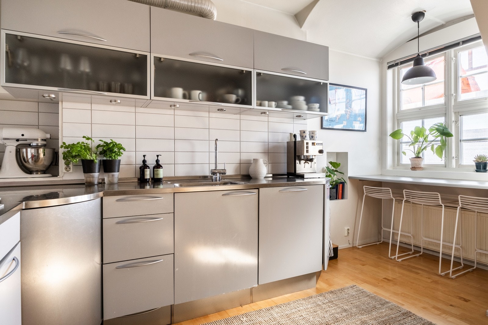 Separat og koselig kjøkken med frokostbenk med flott utsikt over havebyen. Galleribilde