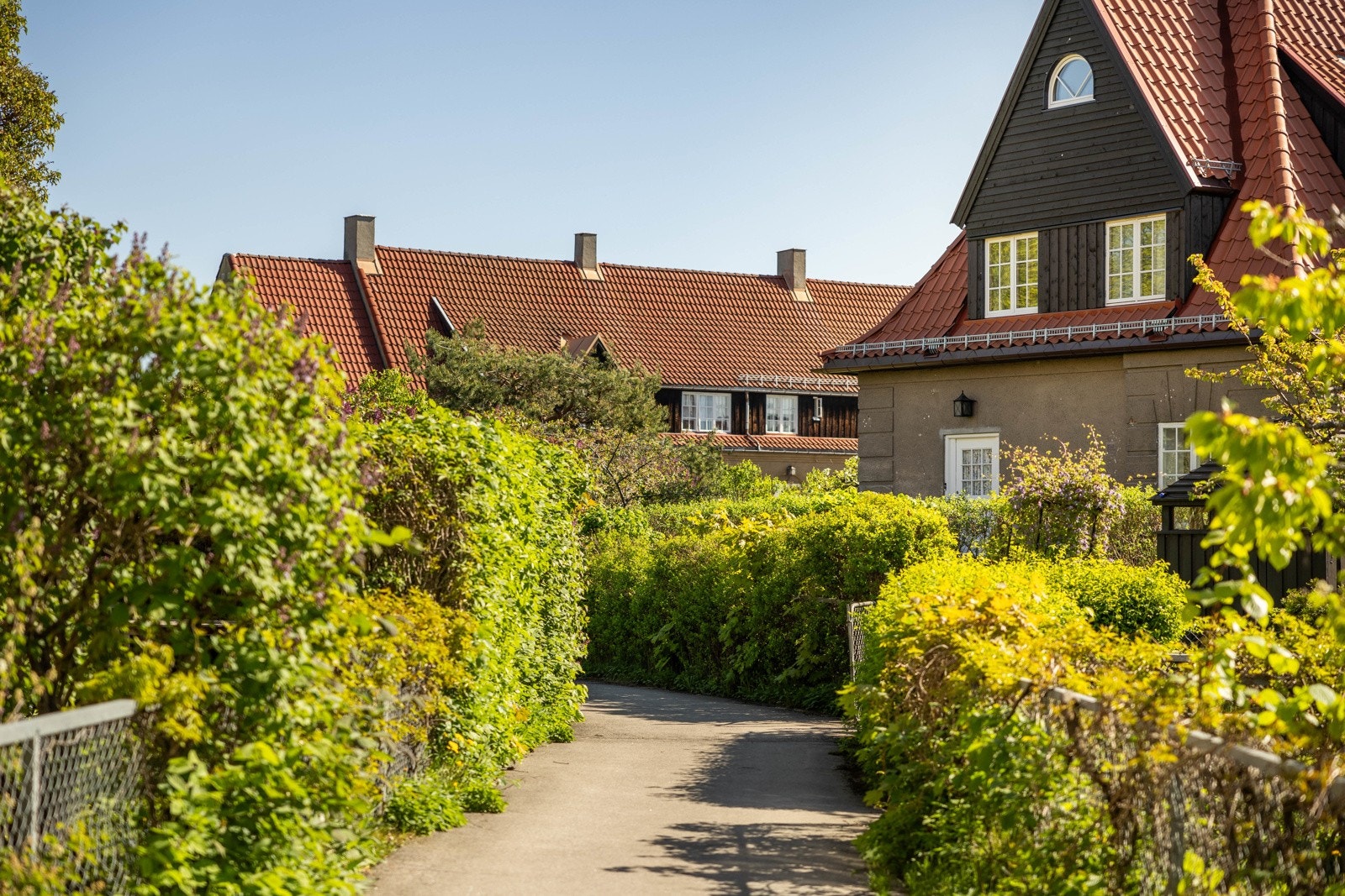 Ullevål hageby er kjent for sine idylliske omgivelser og flotte bygninger. Galleribilde