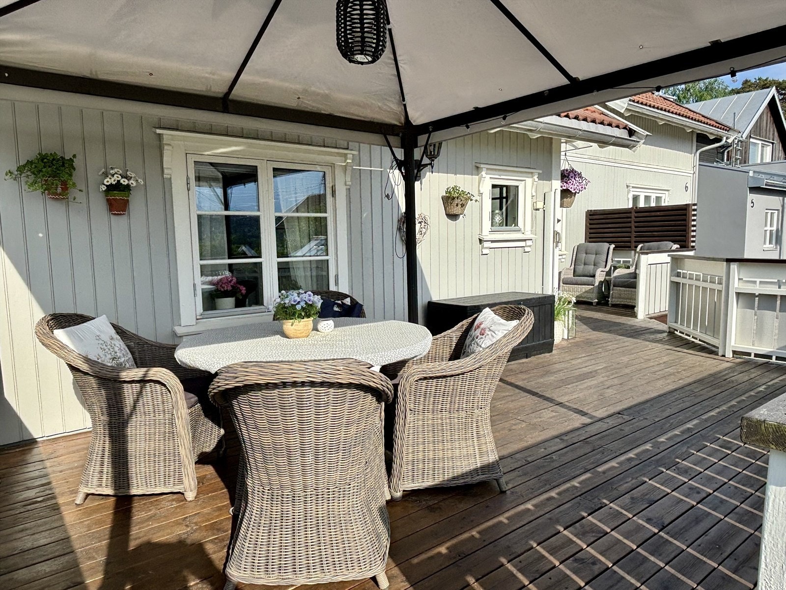 Koselig terrasse foran huset. Galleribilde