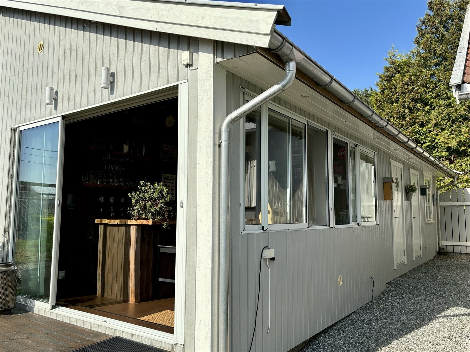 Herlig hagestue som kan brukes hele året. I tillegg to store boder i bakkant. Galleribilde