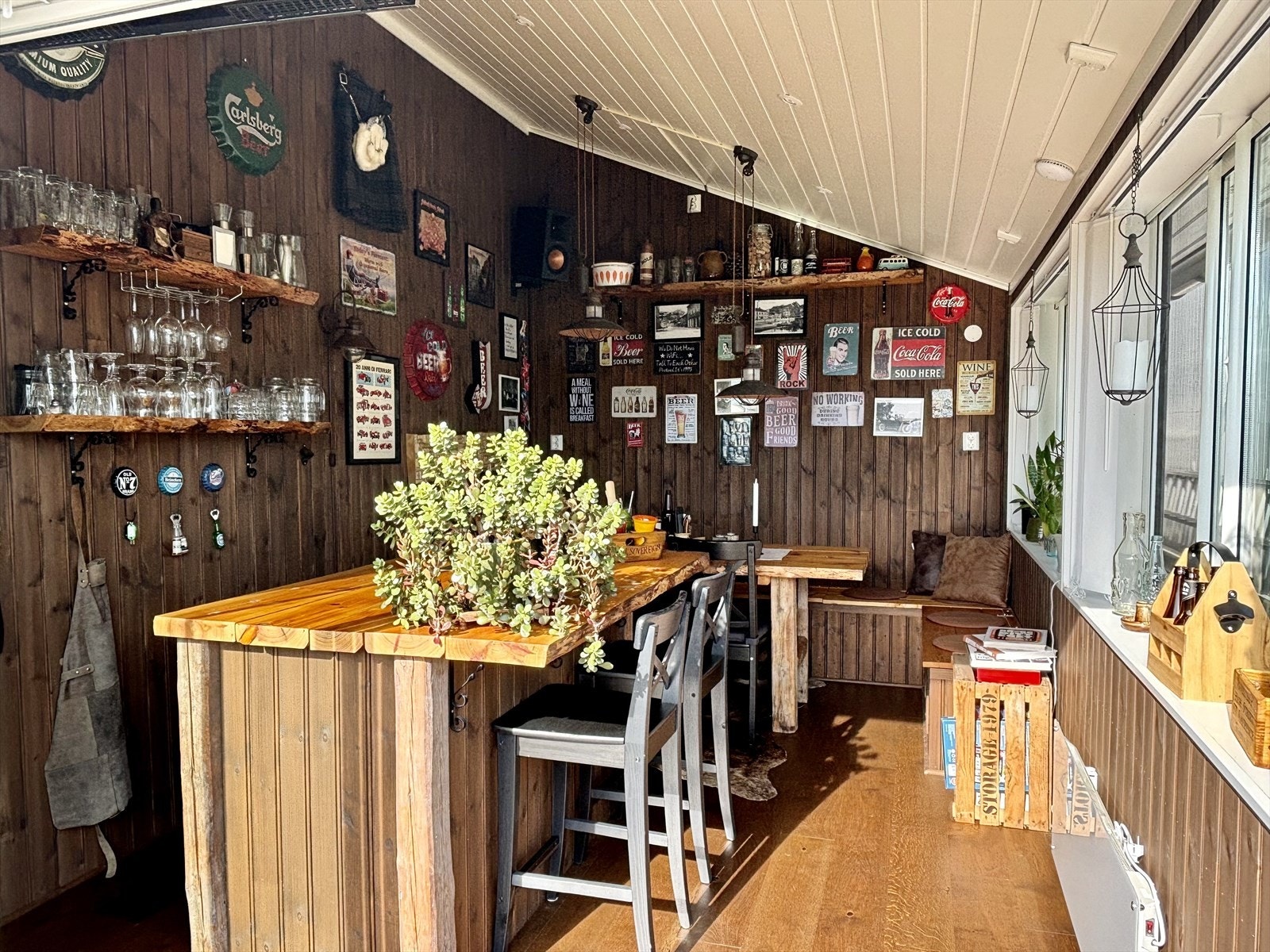 Superkoselig hagestue med spotter i himling. Isolert og kan oppvarmes vinterstid. Galleribilde