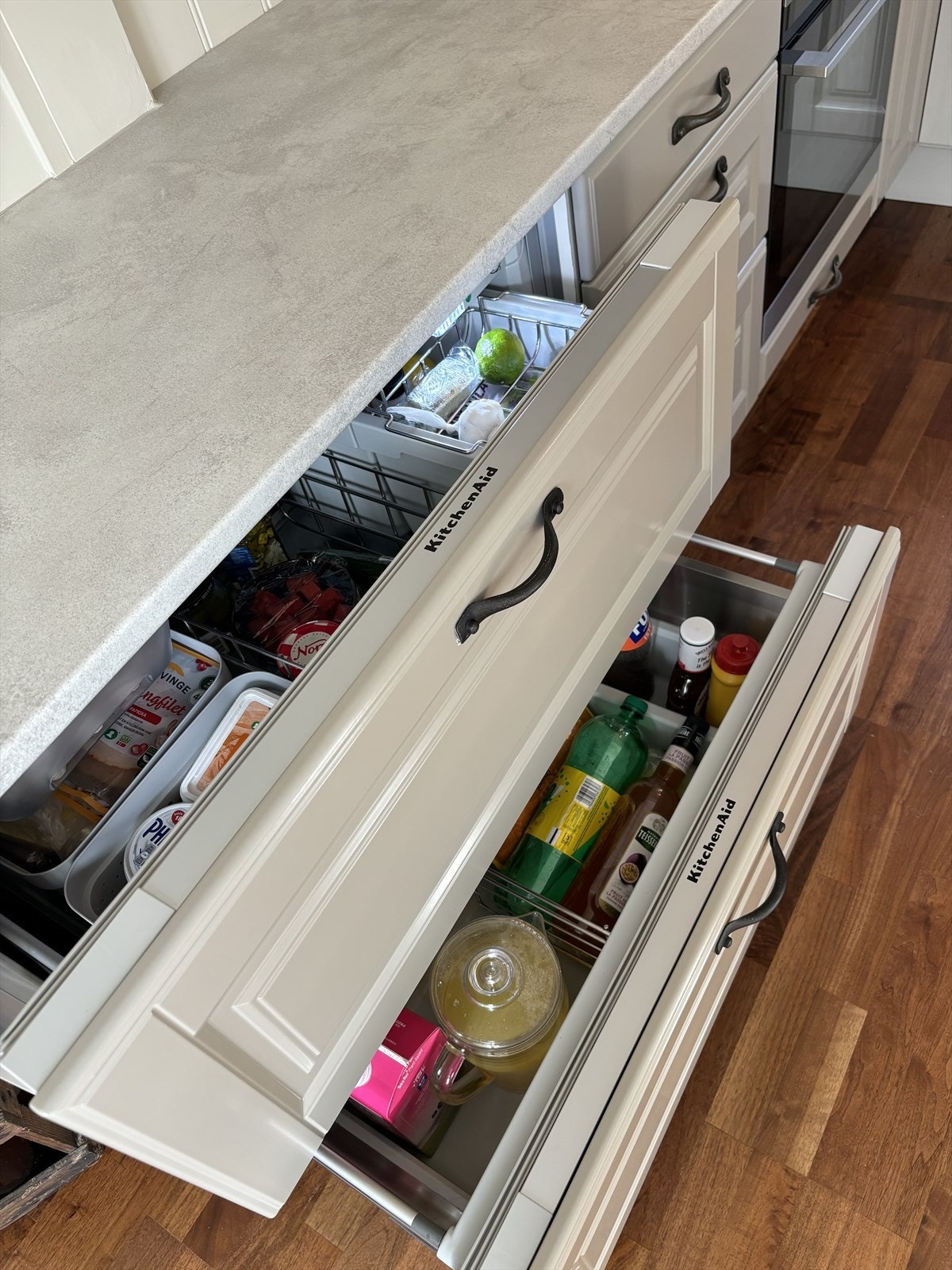 Kjøleskuffer på kjøkken. Galleribilde