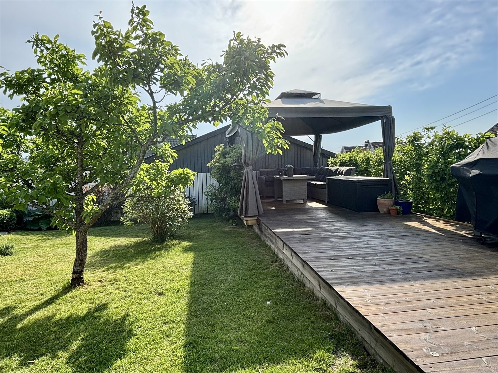 Terrasse med paviljong som medfølger. Galleribilde