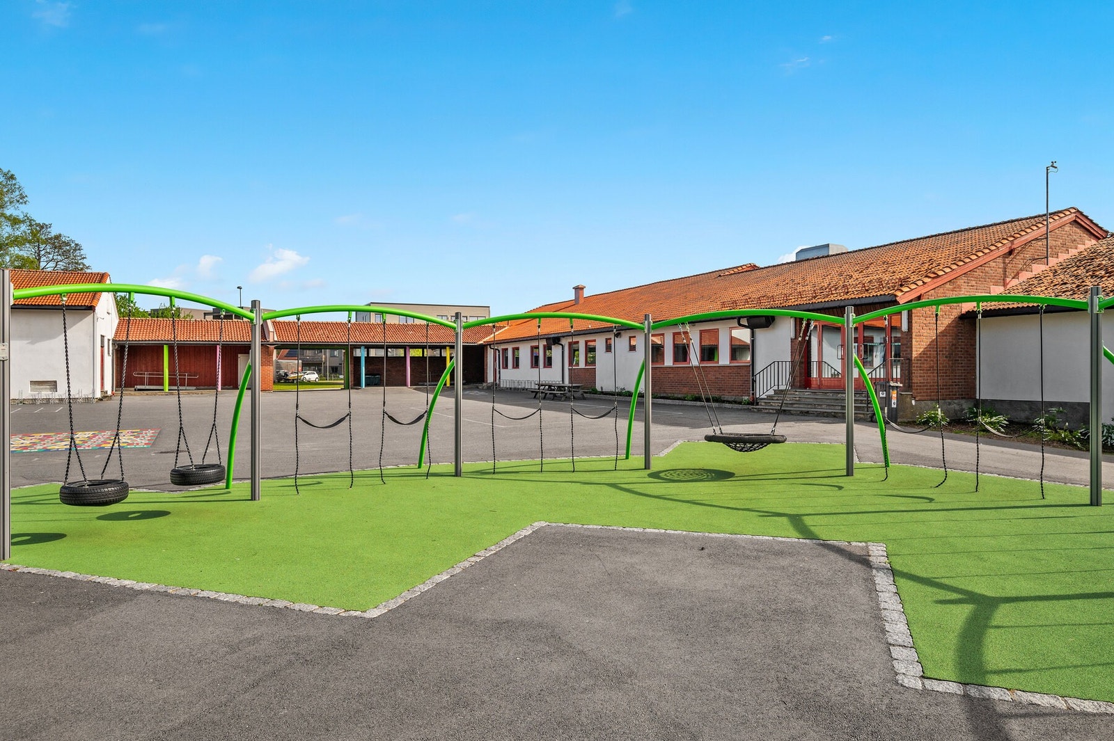 Skolegård med mange nye lekeapparater Galleribilde