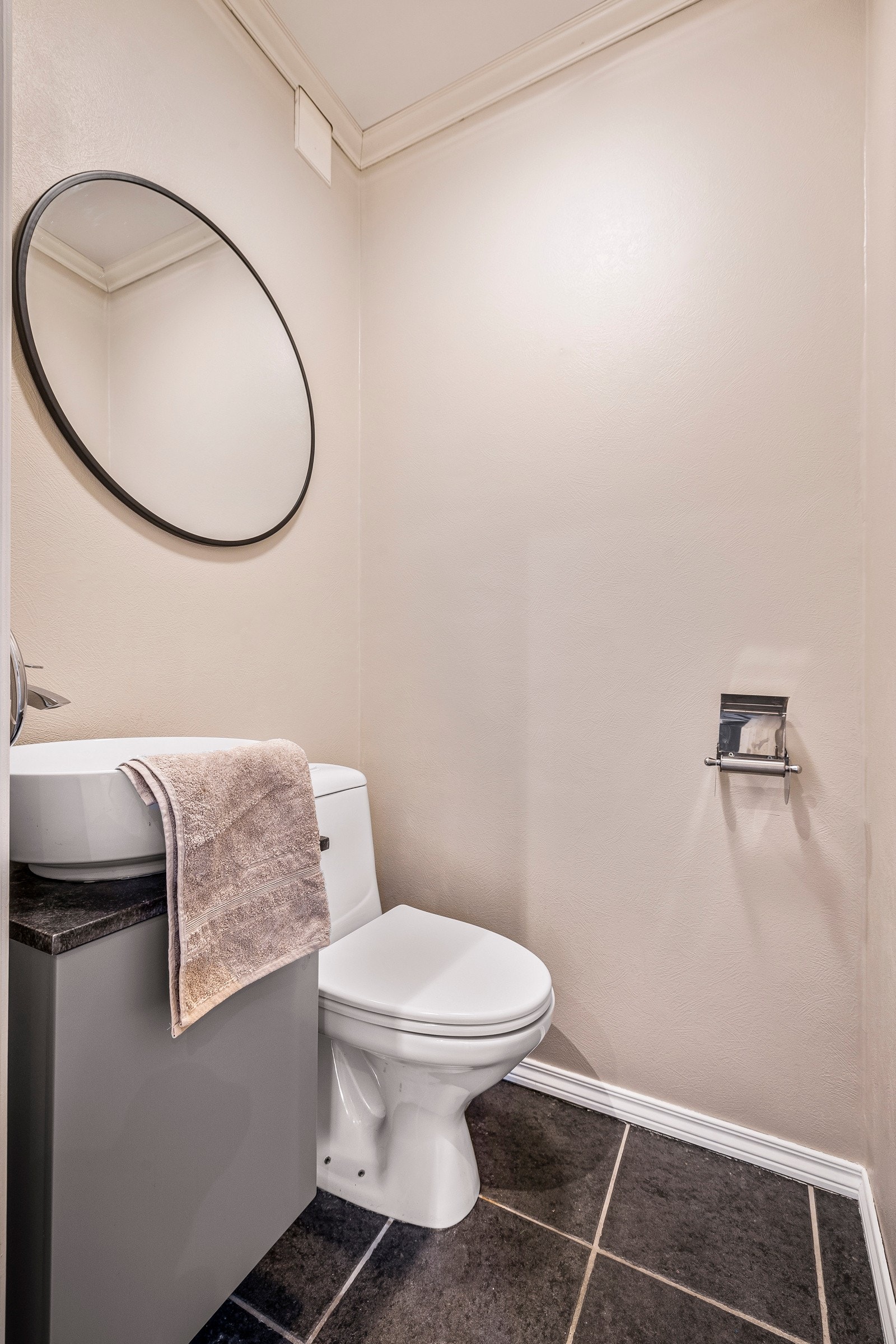 Med tilkomst fra gangen er det også et praktisk gjestetoalett. Galleribilde