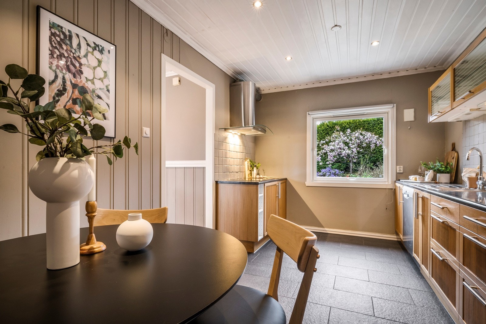 På kjøkkenet er det plass til å innrede med en praktisk spisegruppe Galleribilde