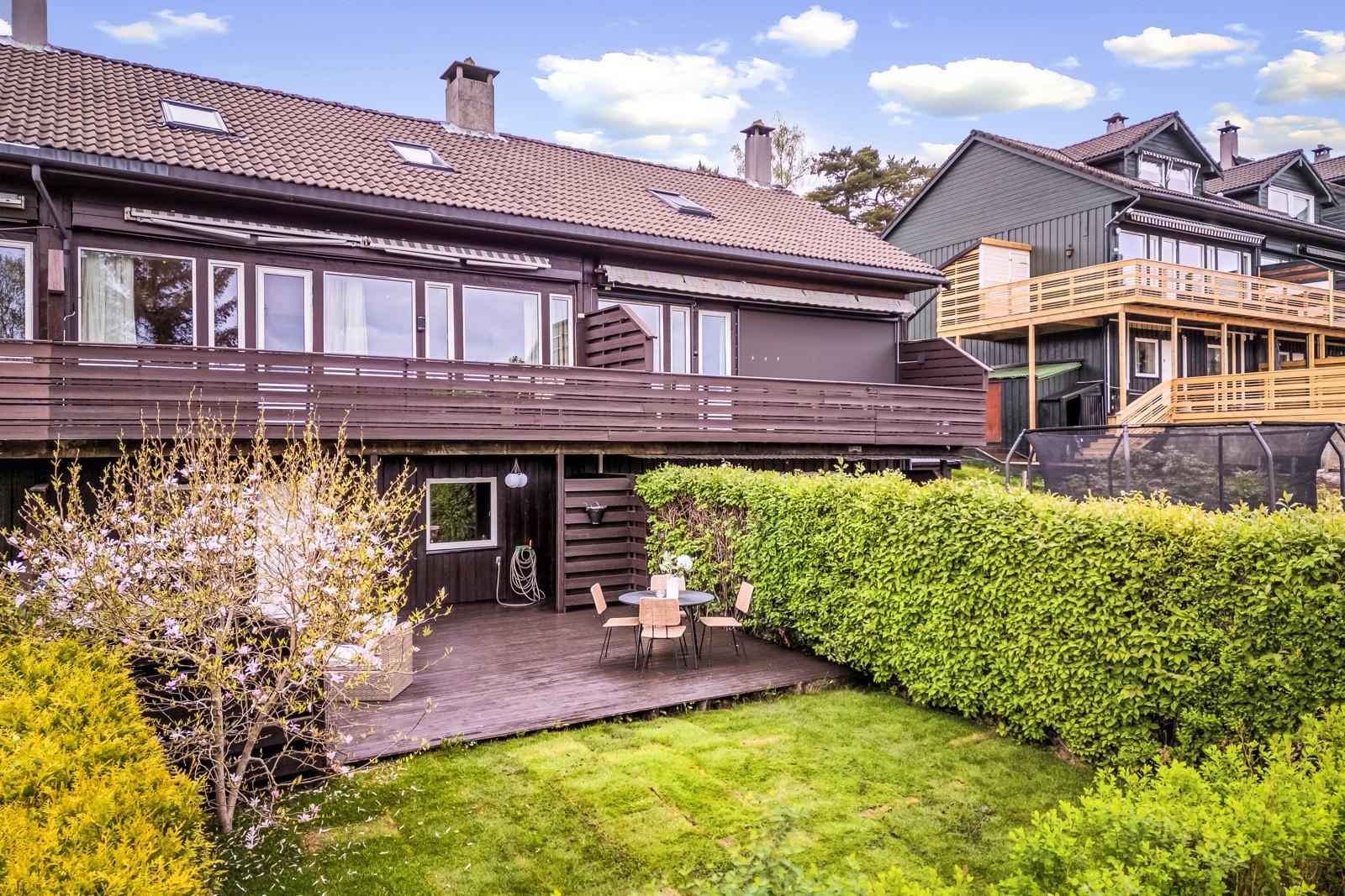 Nydelig opparbeidet tomt og en imponerende uteplass som inviterer til avslapning og sosiale sammenkomster. Galleribilde