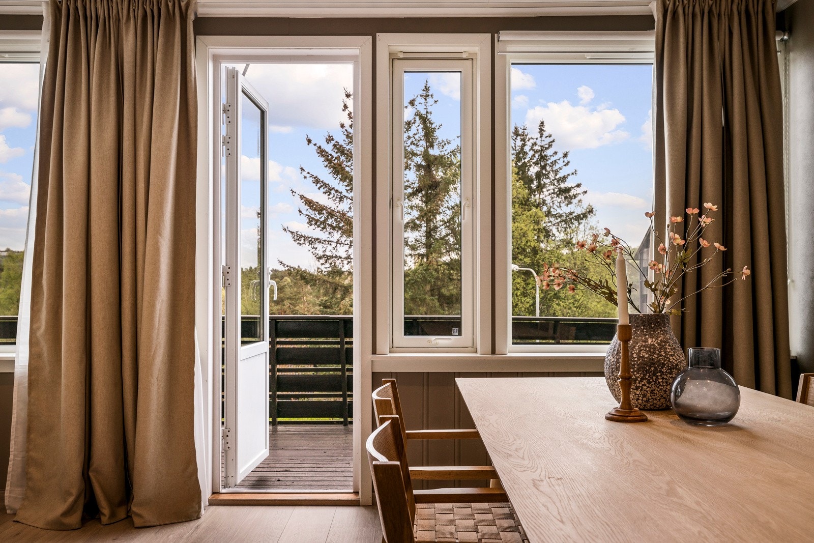 Fra stuen er det utgang til en sørvendt balkong som måler hele 15,5 kvm. Galleribilde