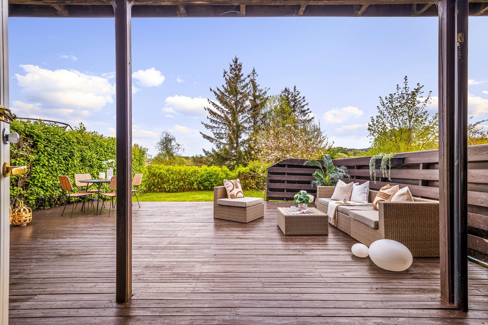 Utgang til boligens romslige terrasse som måler hele 50 kvm. Galleribilde