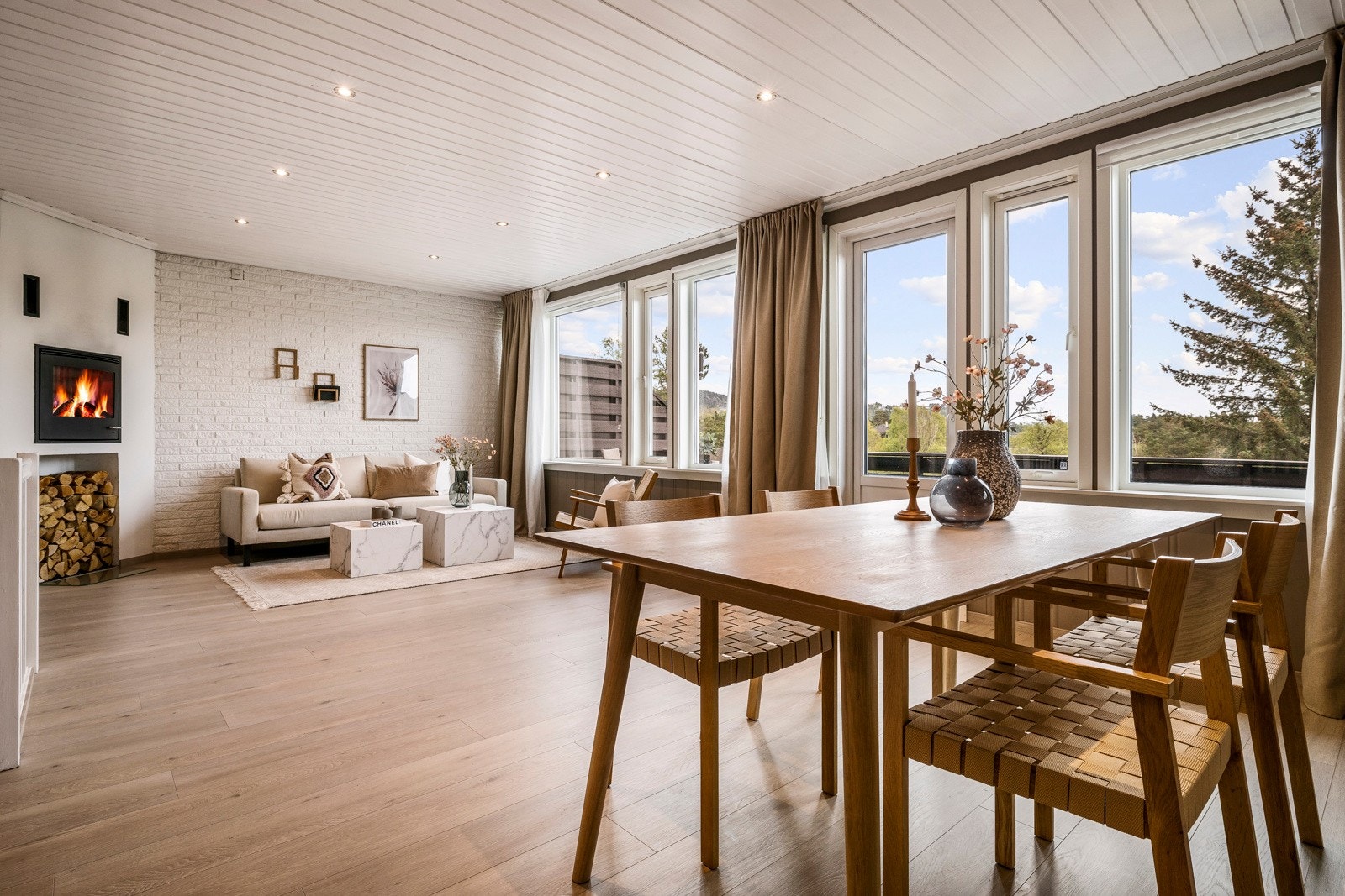 Den romslige stuen på 40,9 kvm er boligens hjerte. Galleribilde