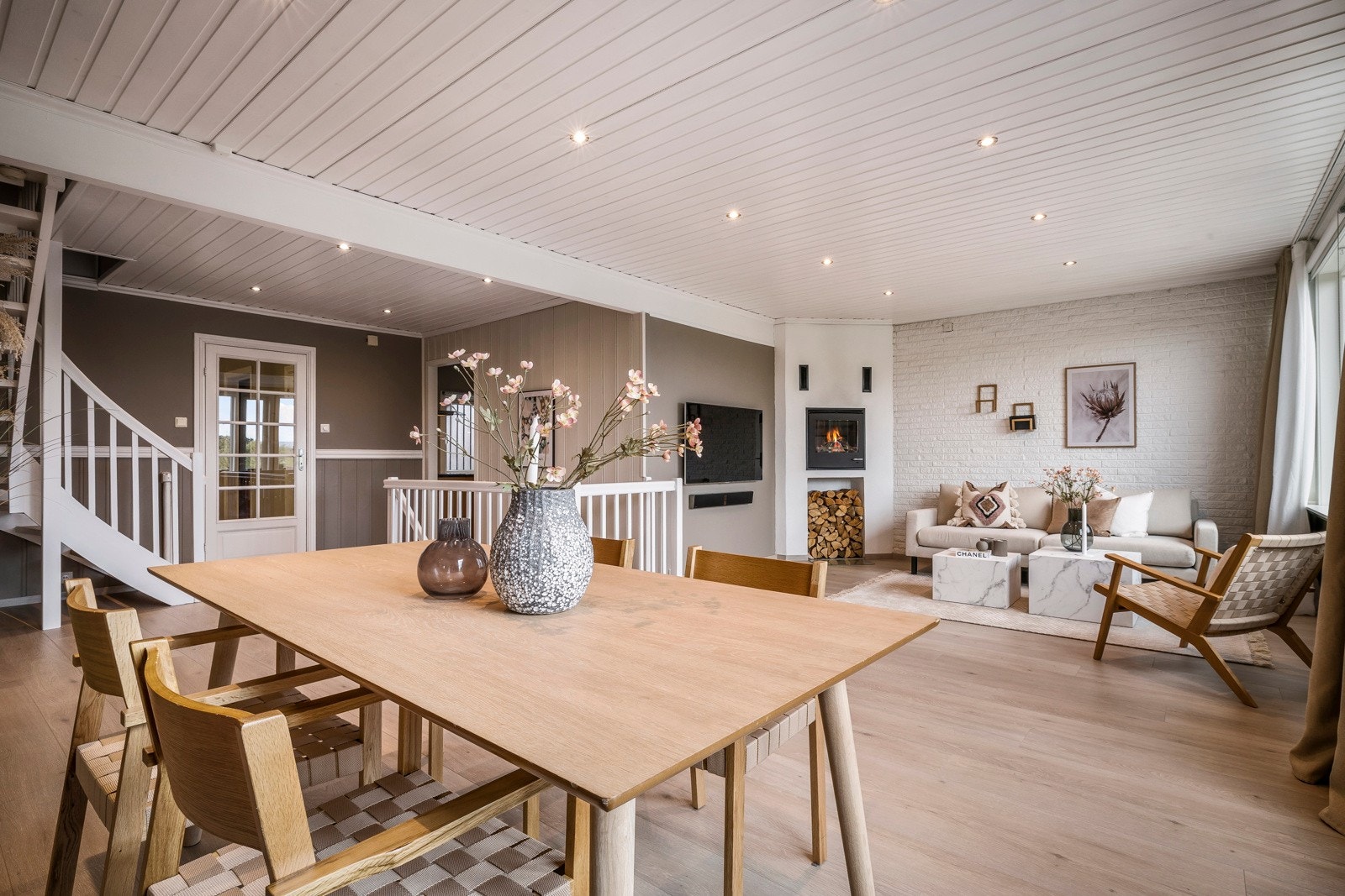 I stuen er det lekkert laminatgulv. Galleribilde