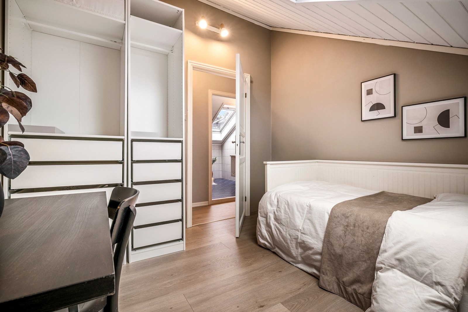 Alle soverommene har plass til seng og garderobeløsning. Galleribilde
