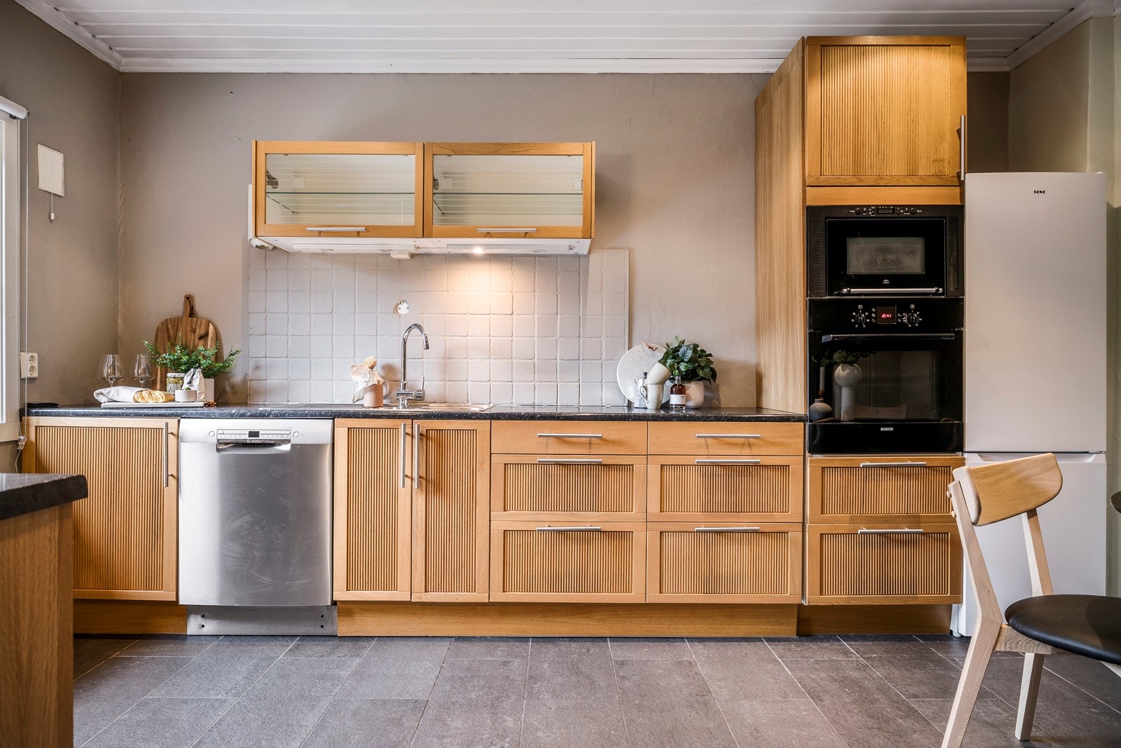 Kjøkken er av god størrelse på 13 kvm har rikelig med benk- og skapplass. Galleribilde