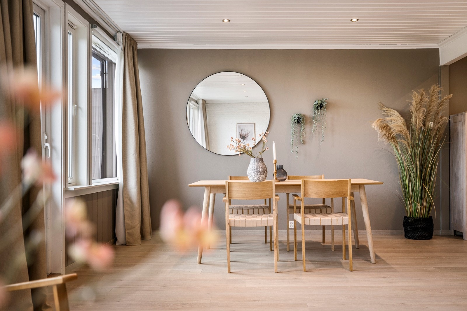 Stuen er malt i behagelige og tidsriktige farger. Galleribilde