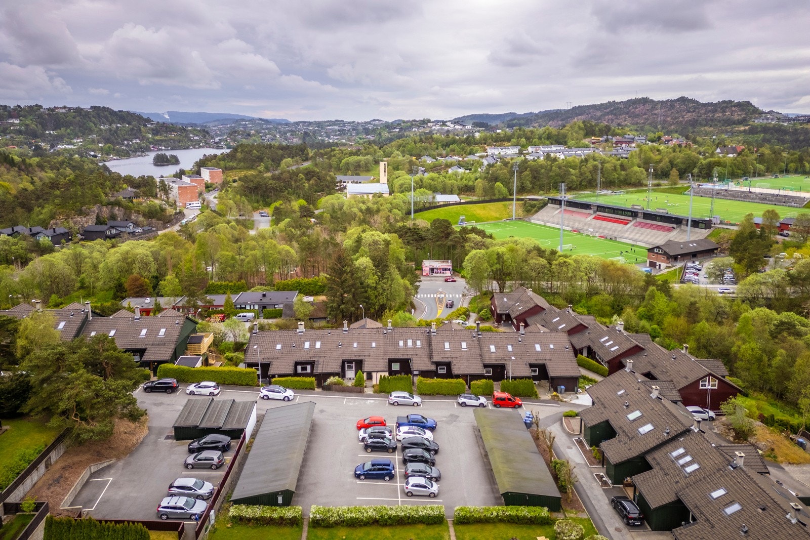 Varden idrettspark og Framohallen, som tilbyr ballspill, fotball og håndball, ligger bare 6 minutters gange unna. Galleribilde