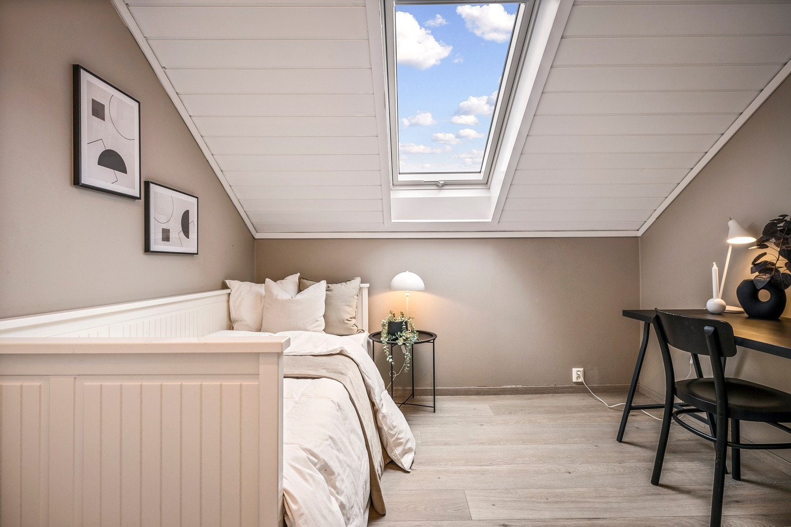 På loftet er det tre soverom på hhv. 7,1 kvm, 7,3 kvm og 8,4 kvm. Galleribilde