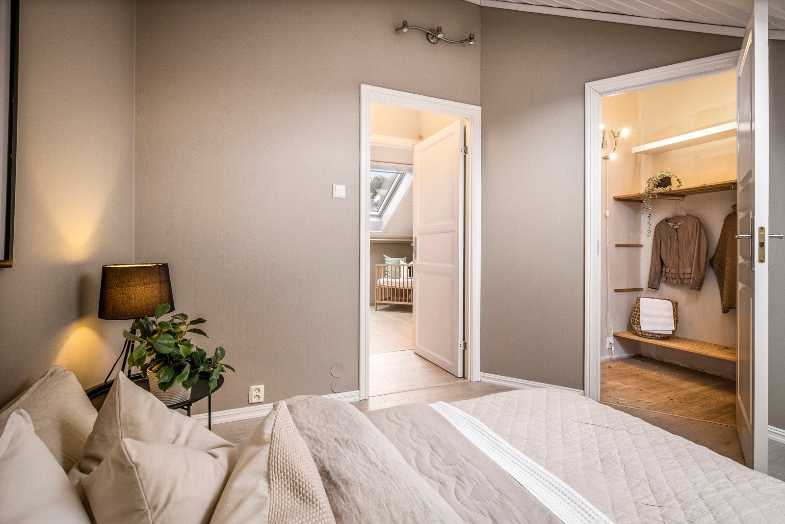 Det største soverommet har tilkomst til en praktisk bod som kan innredes som walk-in-closet. Galleribilde