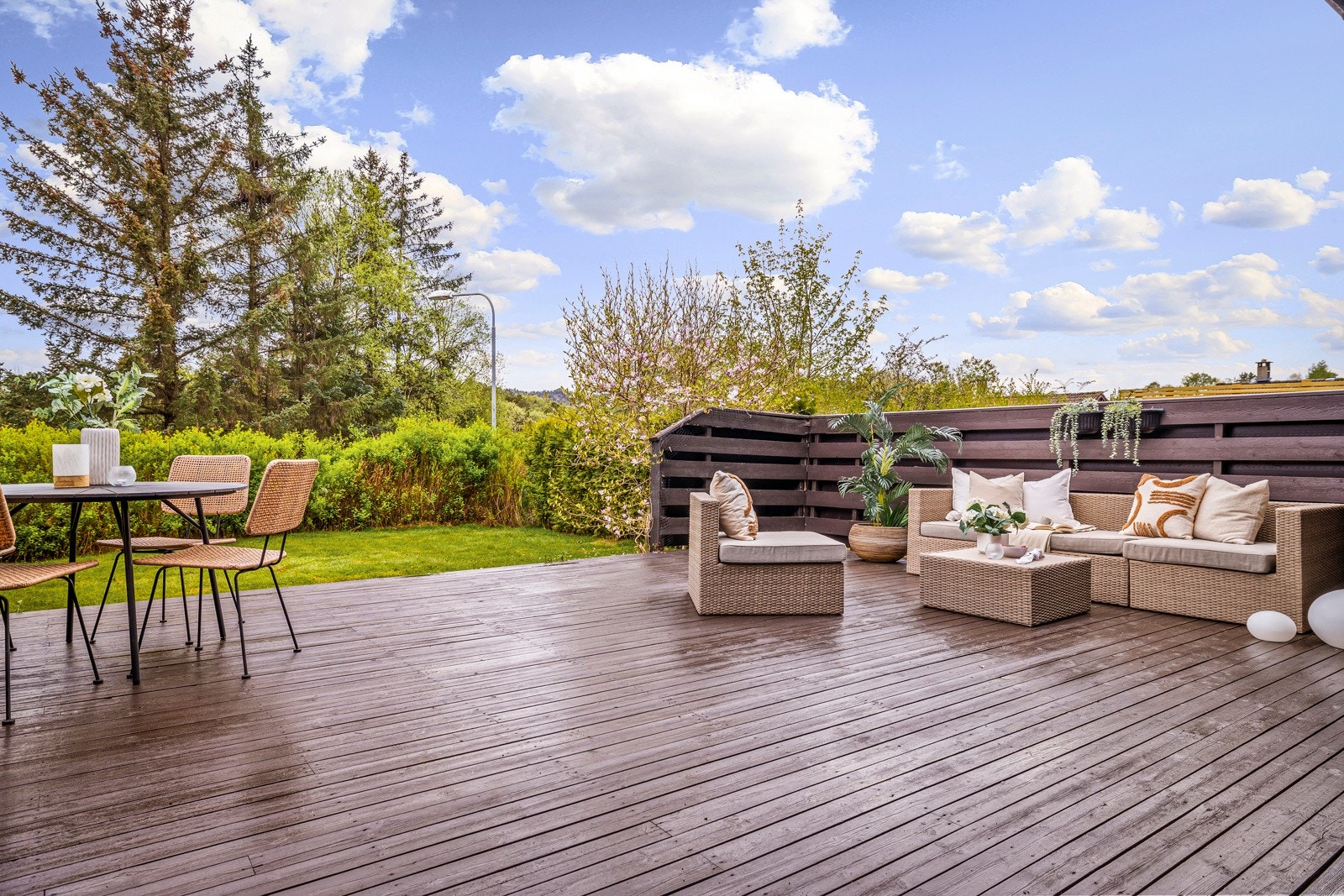 Videre tilkomst til en stor og flott hage rett nedenfor. Galleribilde