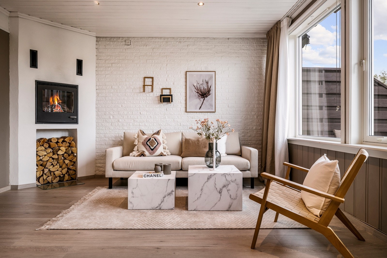 Stuen har god plass til både en komfortabel sofagruppe og et spisebord. Galleribilde