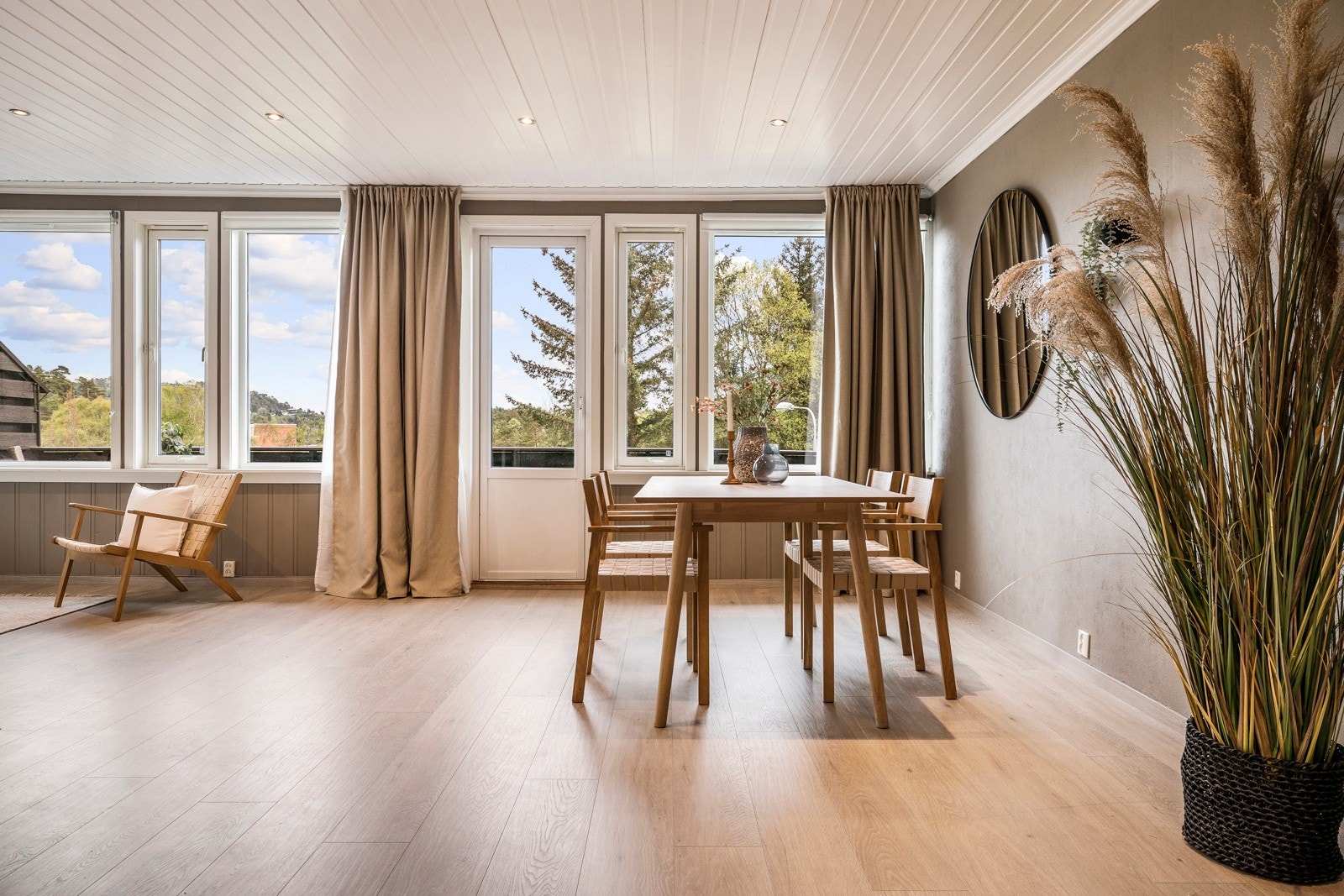 Store vindusflater som slipper inn rikelig med naturlig lys og byr på vakker utsikt. Galleribilde