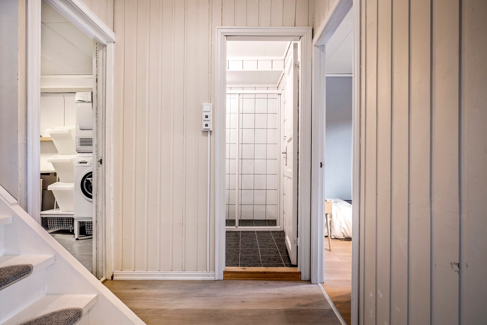 Underetasjen tilbyr både vaskerom, bad og to soverom. Galleribilde