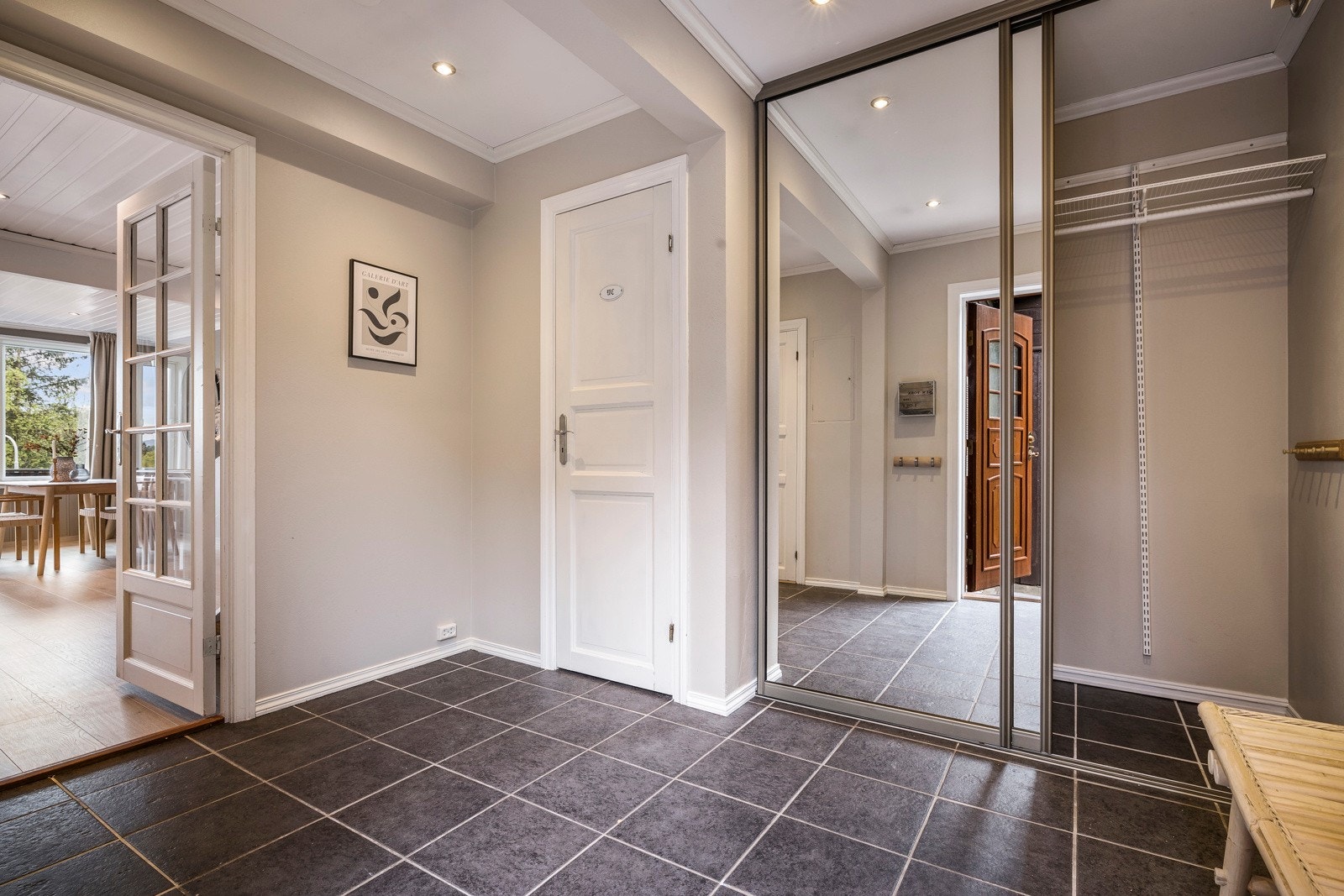 Gangen er innredet med en stor skyvedørsgarderobe som gir gode oppbevaringsmuligheter. Galleribilde