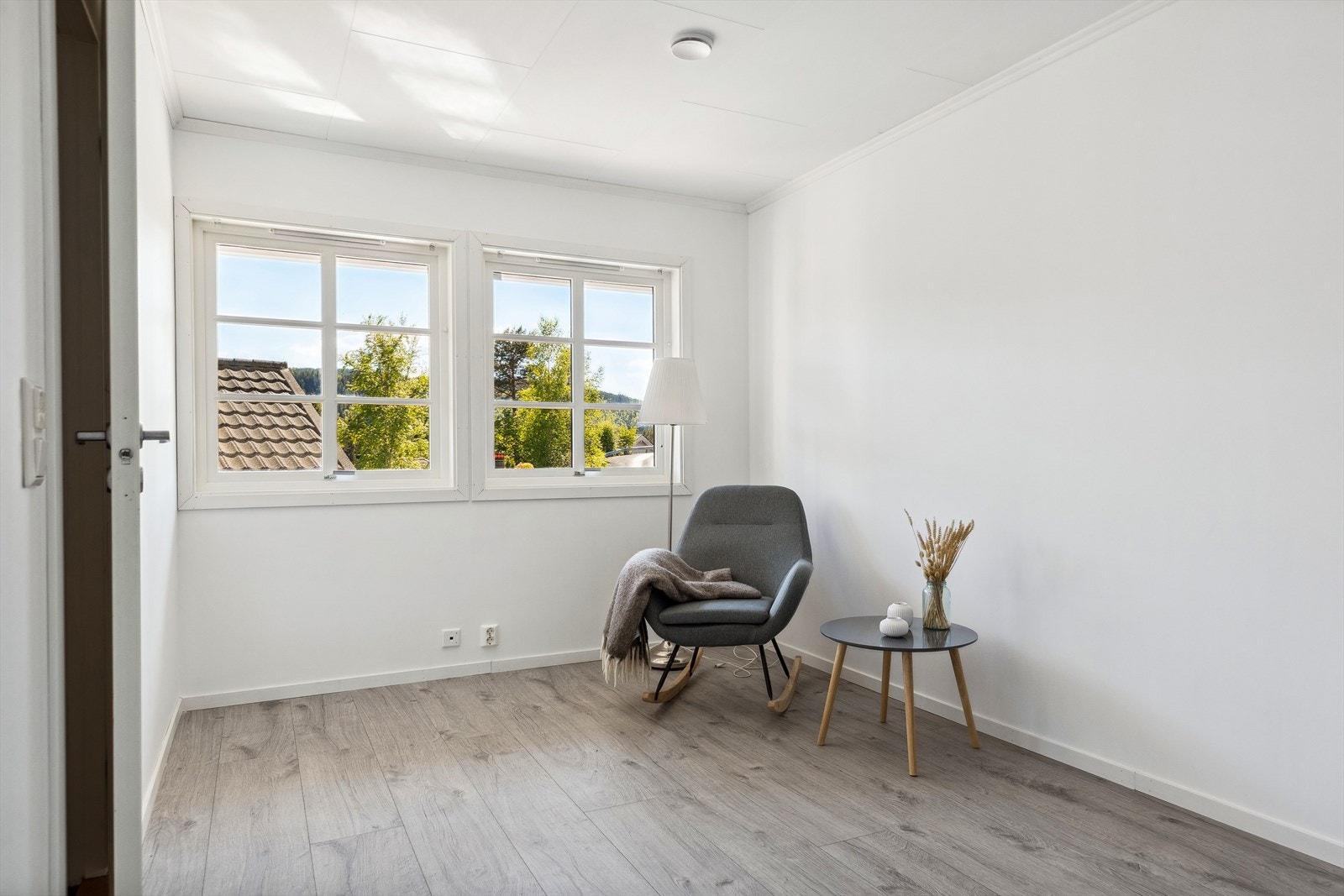 Hele fire soverom gir mange valgmuligheter til familien, og et av rommene brukes i dag som en ekstra stue. Galleribilde