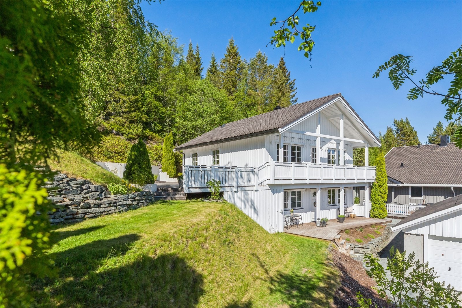 Eiendommen grenser til skogen i bakkant, så her er det gode turmuligheter rett utenfor døra. Galleribilde