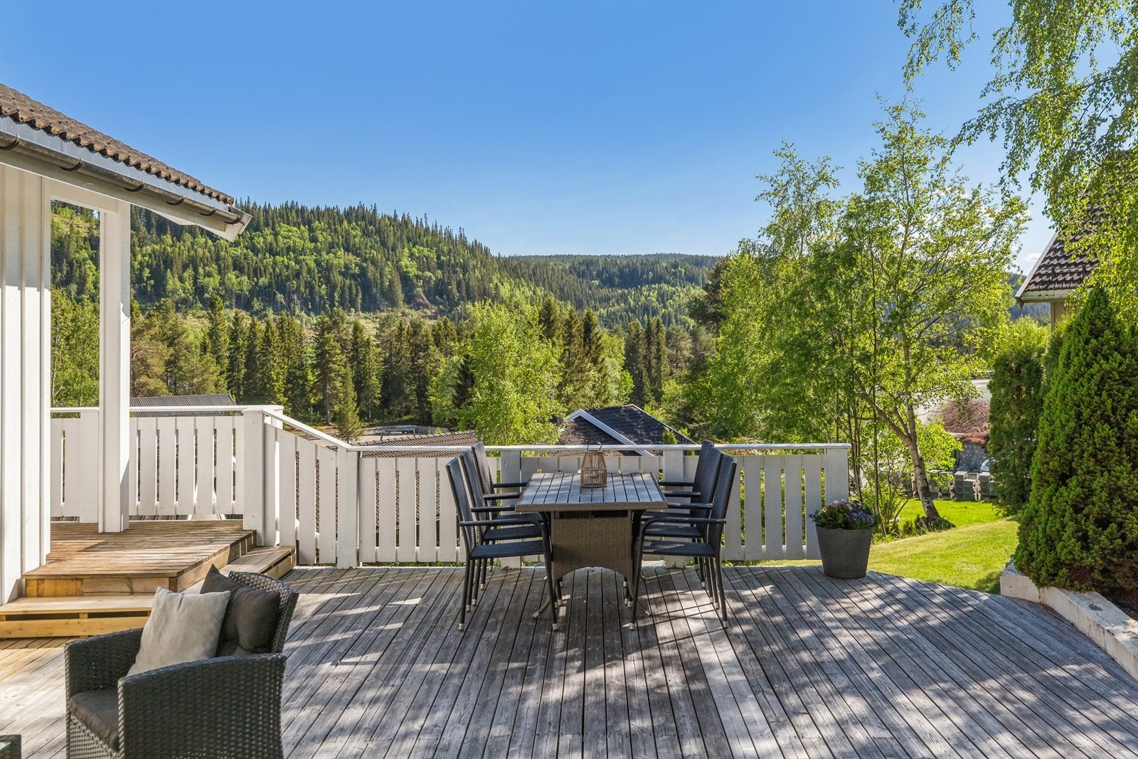 Terrassen innredes enkelt i ulike soner, og passer utmerket for store sammenkomster med god mat og drikke. Galleribilde