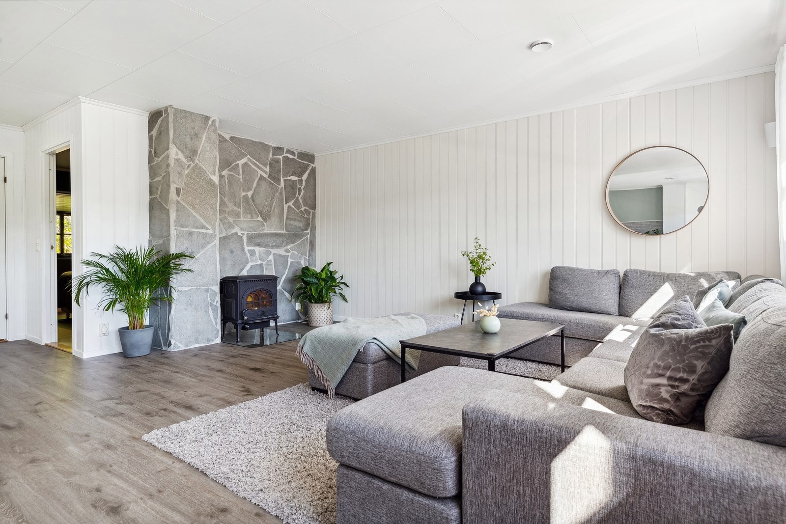 Atmosfæren er lun og god, med både vedovn og gulvvarme. Galleribilde