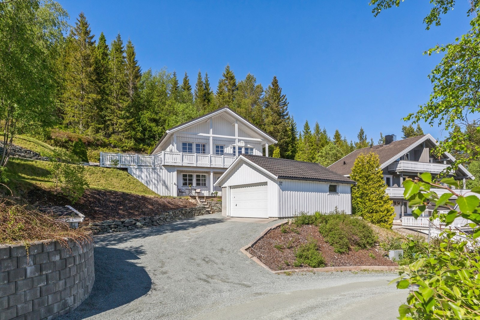 Aktiv Eiendomsmegling v/ Marius Kvalvik har gelden av å presentere Finnmyrvegen 32 - en innholdsrik og meget pen enebolig over to plan, perfekt for barnefamilien. Galleribilde