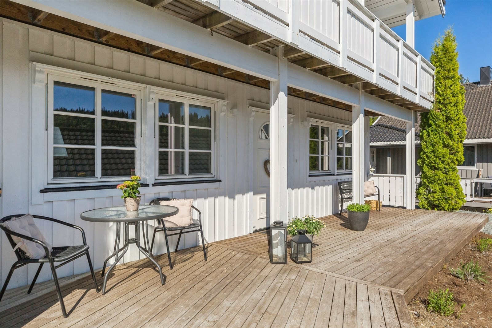 Siden uteplassene ligger på hver sin side kan man enkelt flytte seg etter solen og utnytte hver eneste stråle. Galleribilde