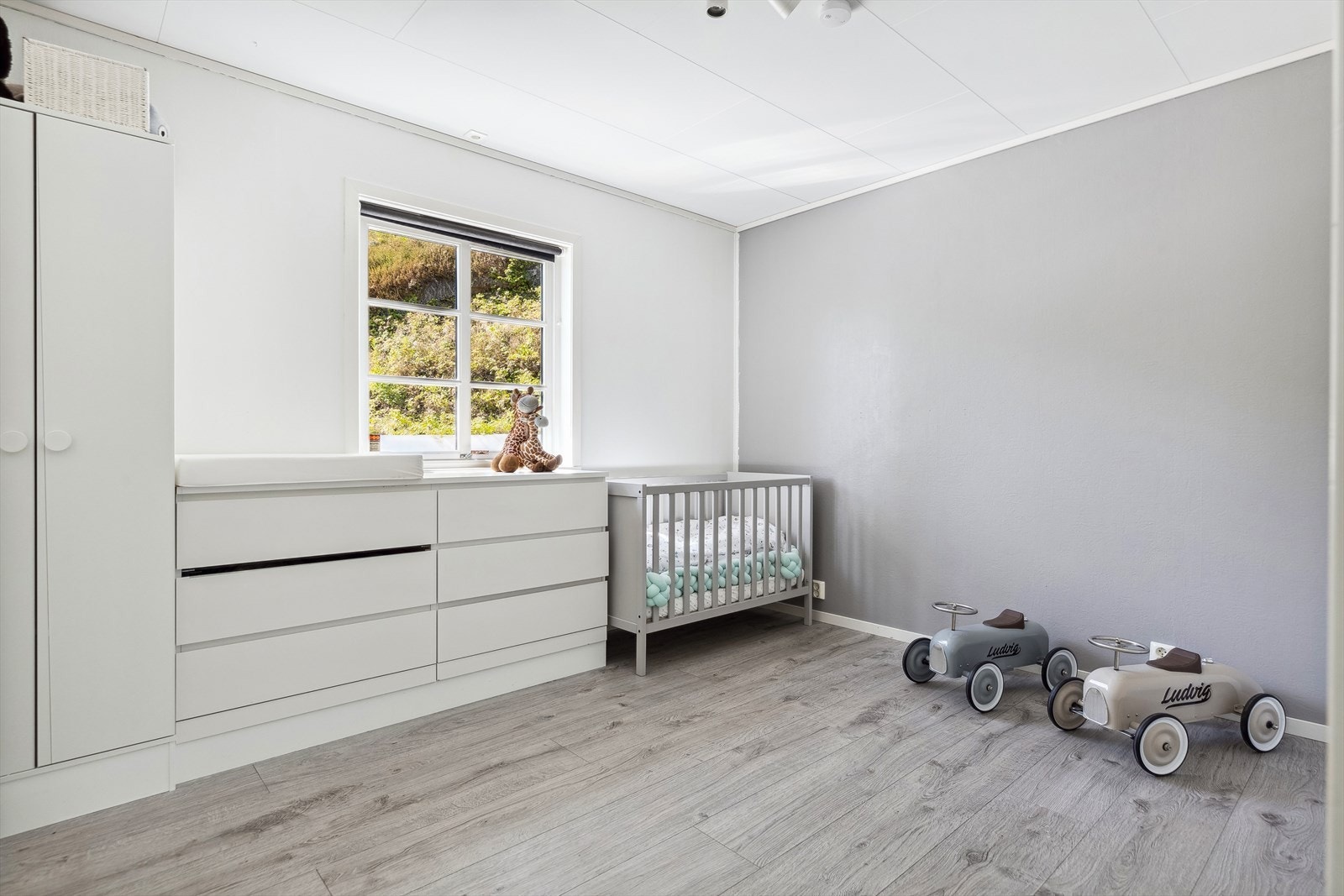 Soverommene nede er på ca. 12,5 kvm hver, mens rommene oppe er tildelt arealer på henholdsvis ca. 11,5 og 12 kvm. Galleribilde