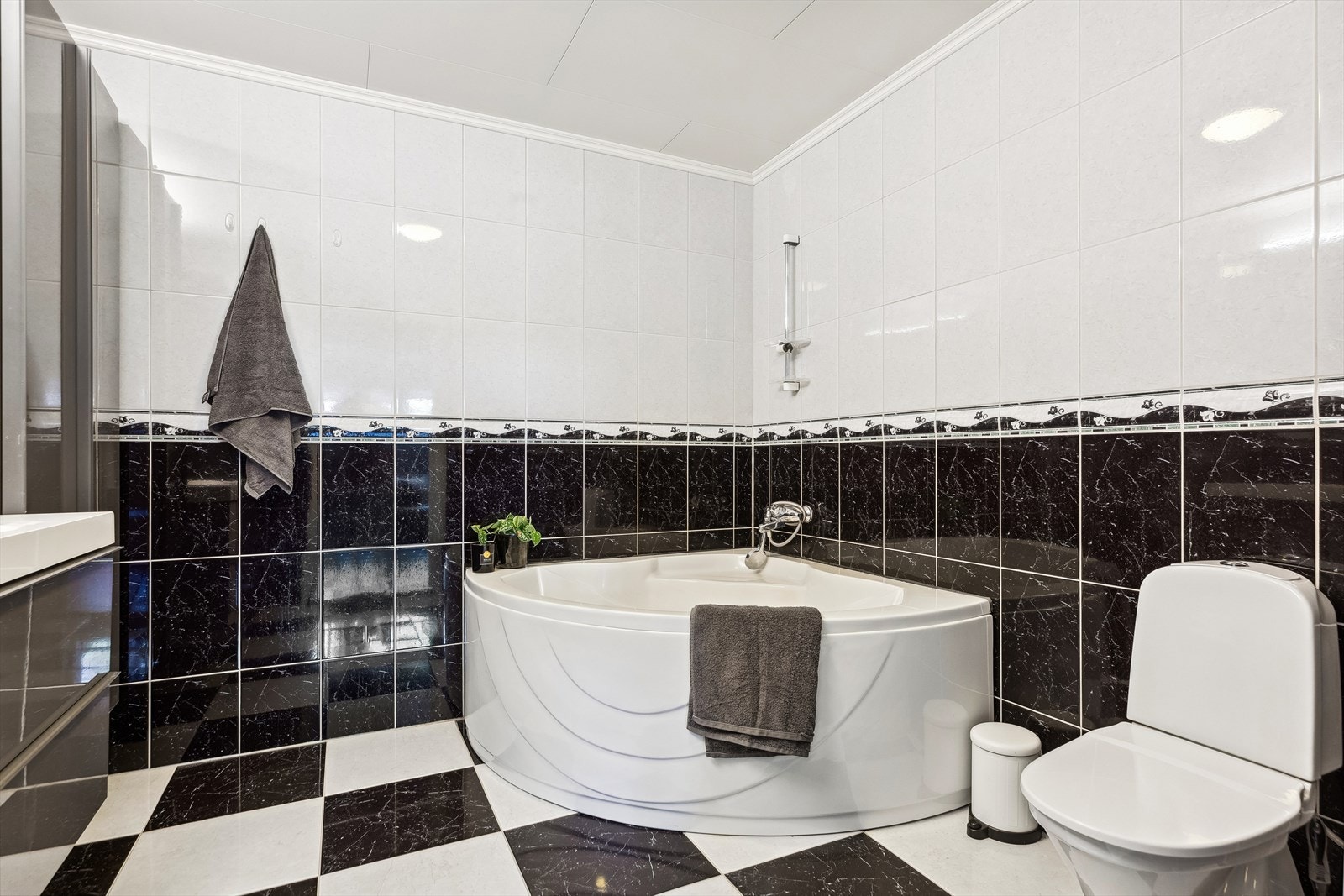 Badet nede har toalett fra 2016, og i 2010 ble det installert et nytt hjørnebadekar med dusjløsning. Galleribilde