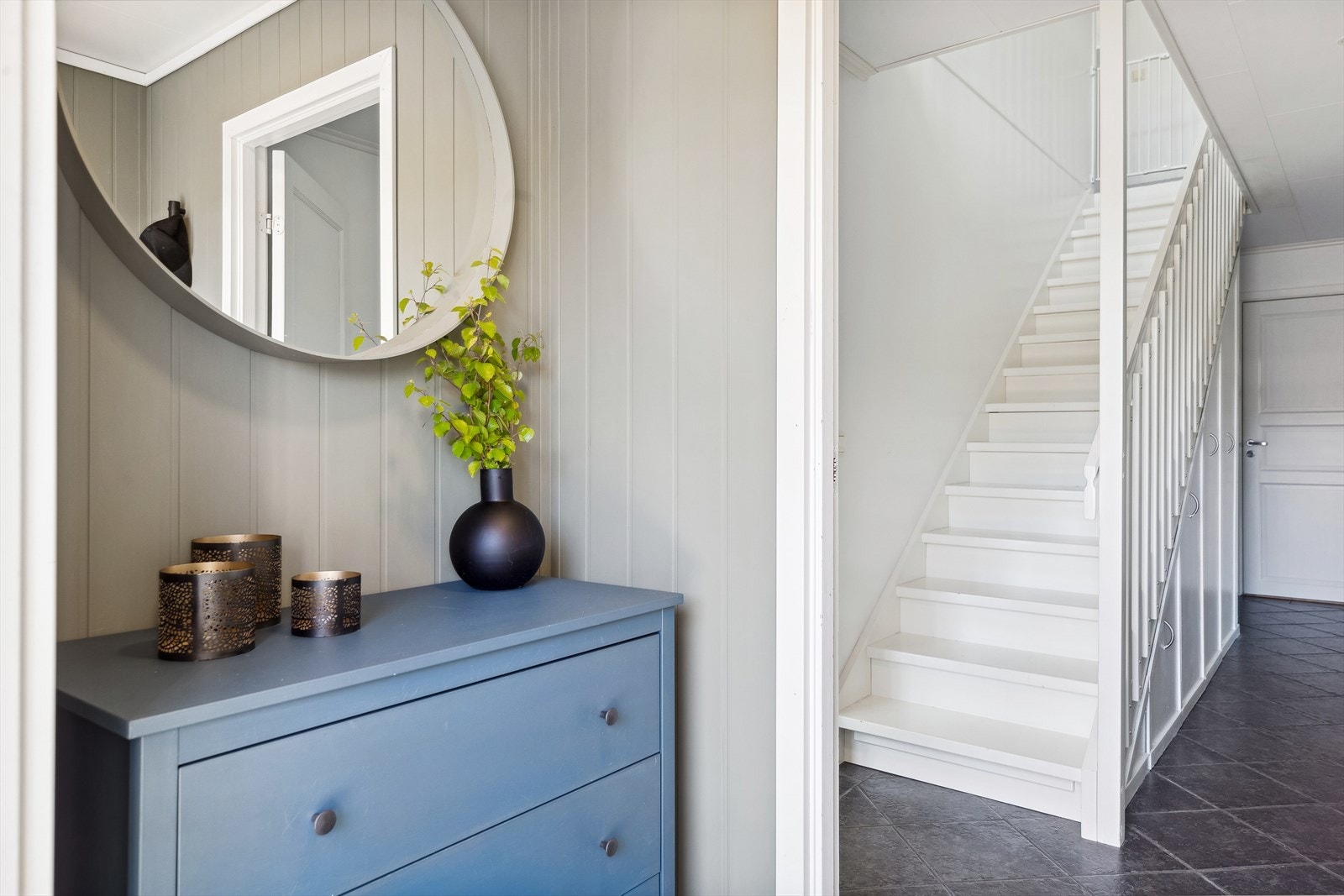 Det er etablert vannbåren gulvvarme i enkelte av boligens rom. Dette gjelder bl.a. kjellerstue, soverommene i sokkeletasjen og stuen. I tillegg er det gulvvarme på begge baderommene. Galleribilde