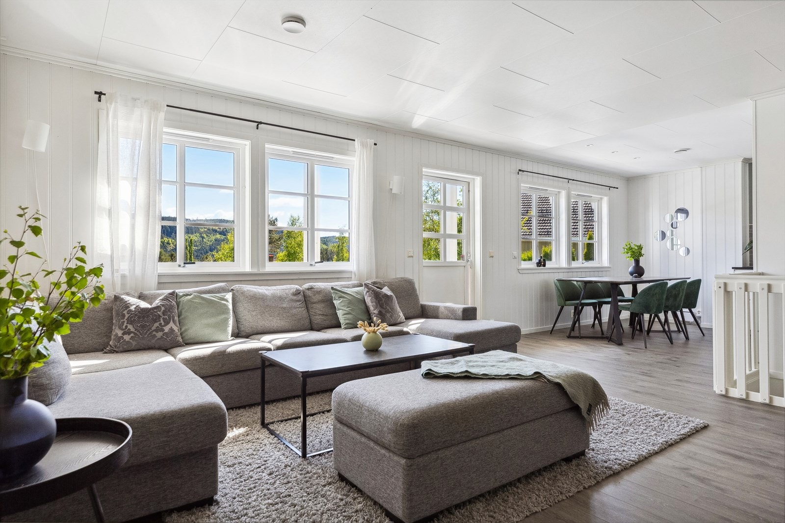 Sammen med kjøkkenet danner stuen et åpent og innbydende allrom med klart avdelte soner for familien. Galleribilde