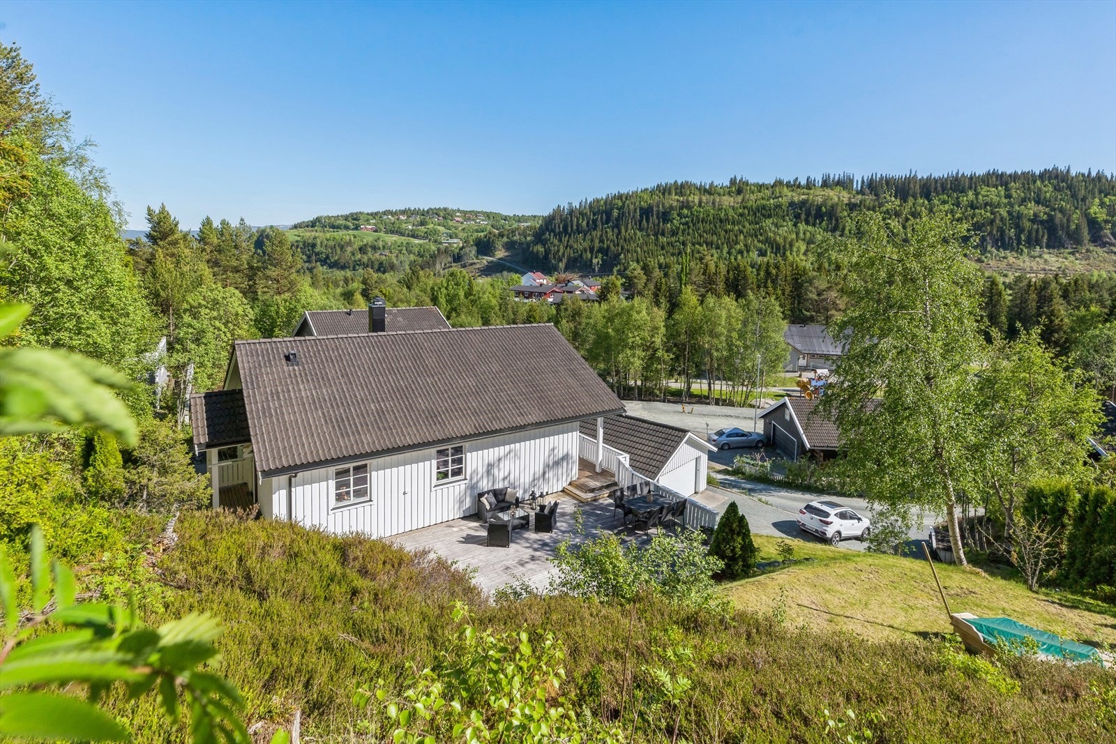 Boligen har en flott beliggenhet, høyt og skjermet i et stille og rolig nabolag. Galleribilde