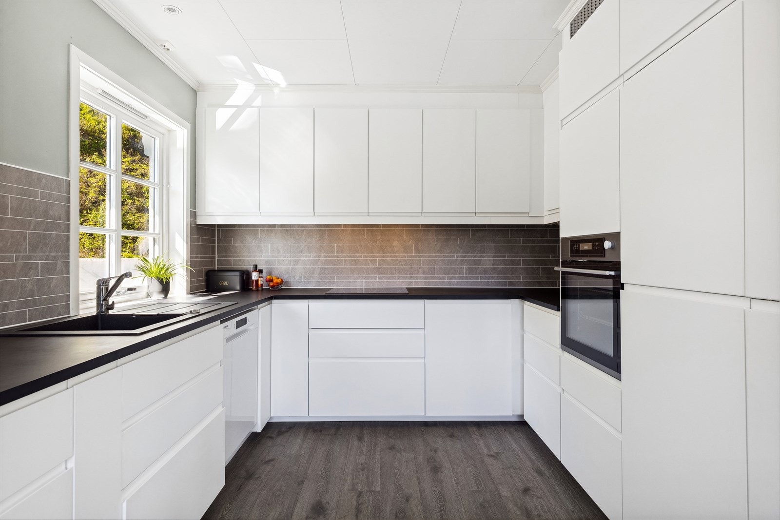 Kjøkkenet har moderne innredning og ble oppgradert i 2019. Galleribilde