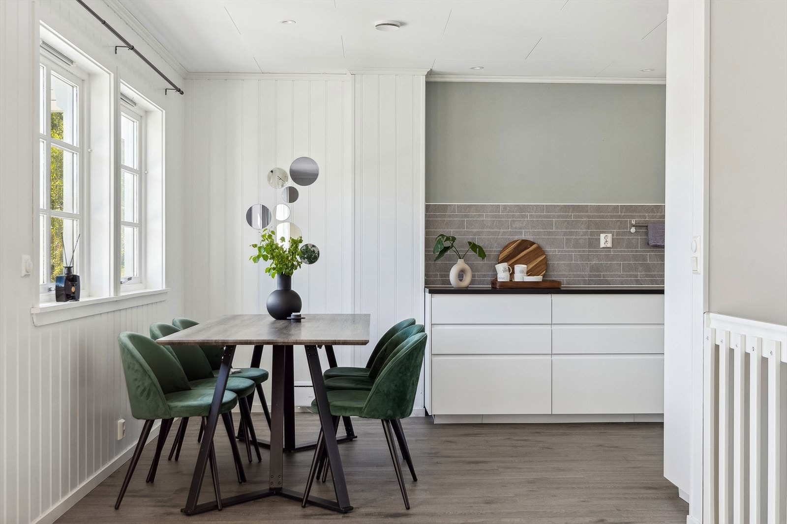 Her samles venner og familie for hyggelige måltider rundt et langbord. Galleribilde